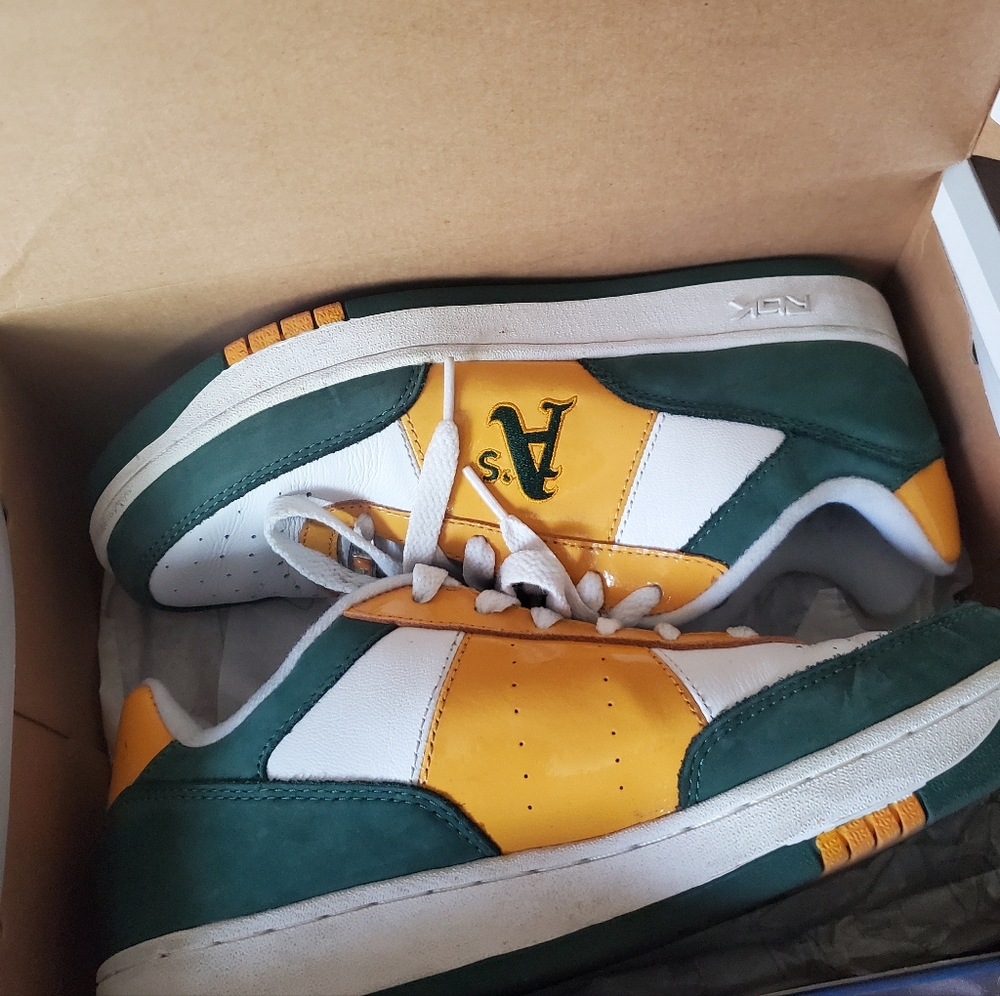 Vintage Reebok MLB Oakland A's Athletics sneakers shoes men's 9 women's 10.5.